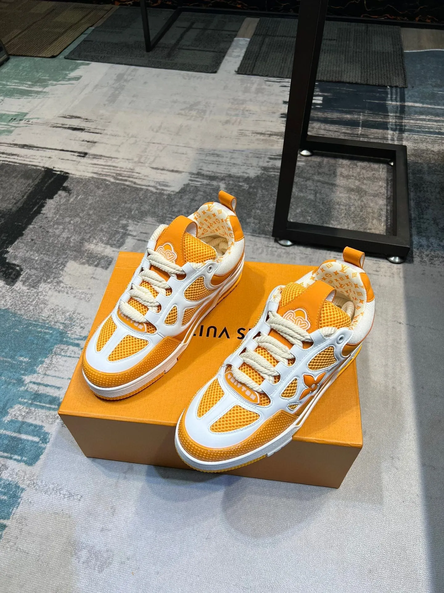 Men's men's shoes💰800 LV top version new style purchasing quality LV~Louis Vuitton LV TRAINER's best-looking sneakers, donkey brand strongly promotes new products, official website limited edition retro basketball sneakers! Both high-top and low-top models spent money to purchase 1:1 accurate reproductions of the originals. The details are invincible and full of sincerity. The imported custom-made original cowhide leather is the same as the original package. The details are 100% restored. The private model customizes the original one-piece TPU outsole. It is different from other brands. Without the original version, this effect cannot be achieved!                Men's and women's models 35-40 39-45 (46 is custom-made and cannot be returned or exchanged)